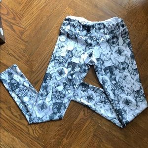 Small cat print yoga pants.